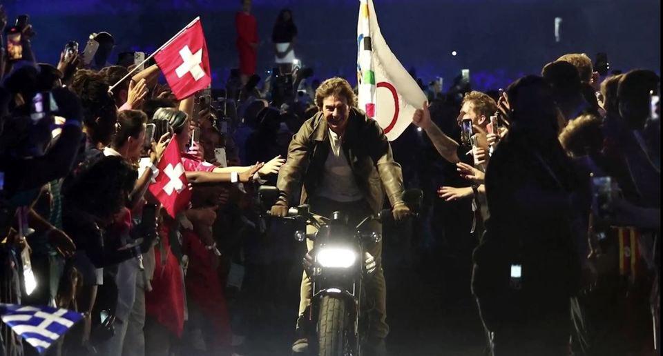 SwissCGMumbai's tweet photo. #TomCruise @TomCruise with the #Olympic flag? Cool.
But the #Swiss flag stealing the scene? Legendary.

#LA2028 🇺🇸 is already calling for Switzerland! 🇨🇭

#ParisOlympics2024 #Olympics  @Olympics https://t.co/hjTg6tmPra