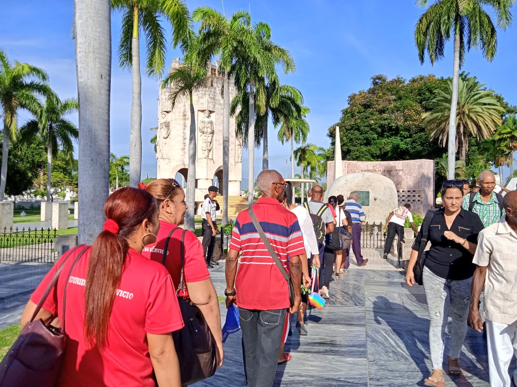 BeatrizJUrrutia's tweet photo. El pueblo de #SantiagoDeCuba rinde tributo al Comandante en Jefe Fidel Castro Ruz, el líder histórico de la Revolución Cubana, en el aniversario 98 de su nacimiento.
Como escribió Juan Gelman, "Fidel es un país" y venimos a honrar su legado extraordinario.
#FidelPorSiempre https://t.co/4DsXAZYwGZ