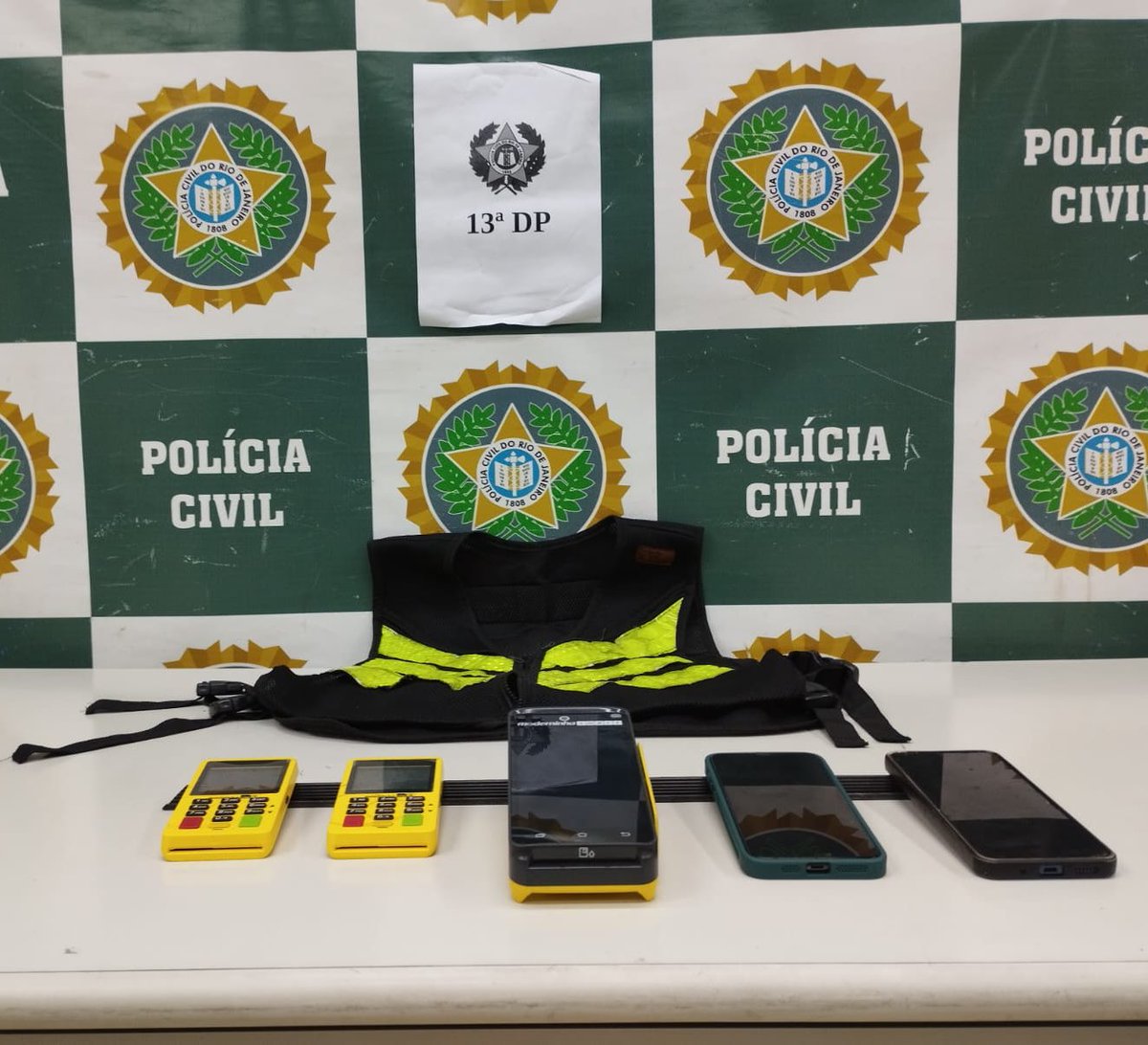 PCERJ's tweet photo. #13DP prende criminosos de São Paulo que se passavam por técnicos de eletrodomésticos e aplicavam golpes em Copacabana.
Fique por dentro 👇
https://t.co/r4OfAy3c2e https://t.co/XLvI1d3PuH