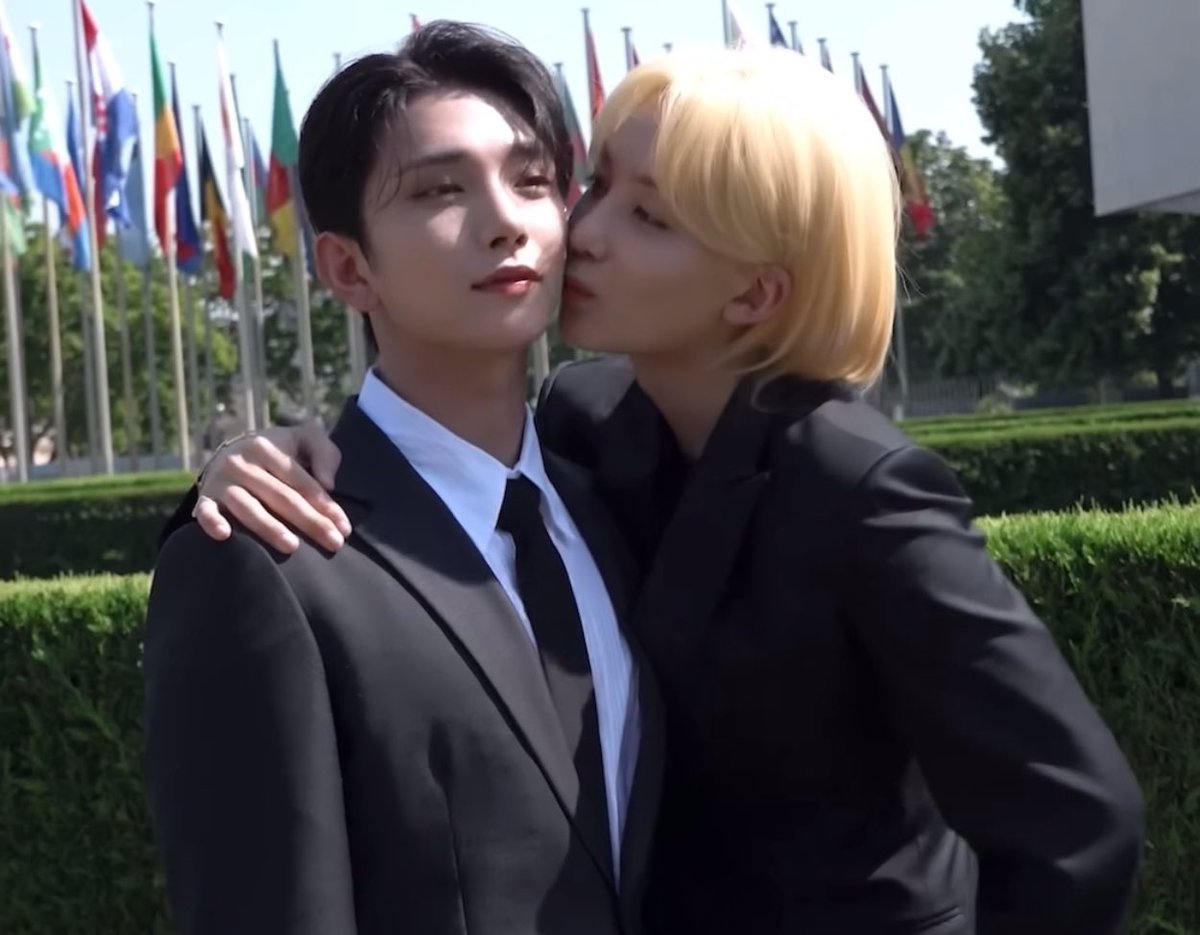 xueishaoo's tweet photo. JEONGHAN 😭 KISSED 😭 SHUA’S 😭CHEEKS https://t.co/vvlg4OJy5I