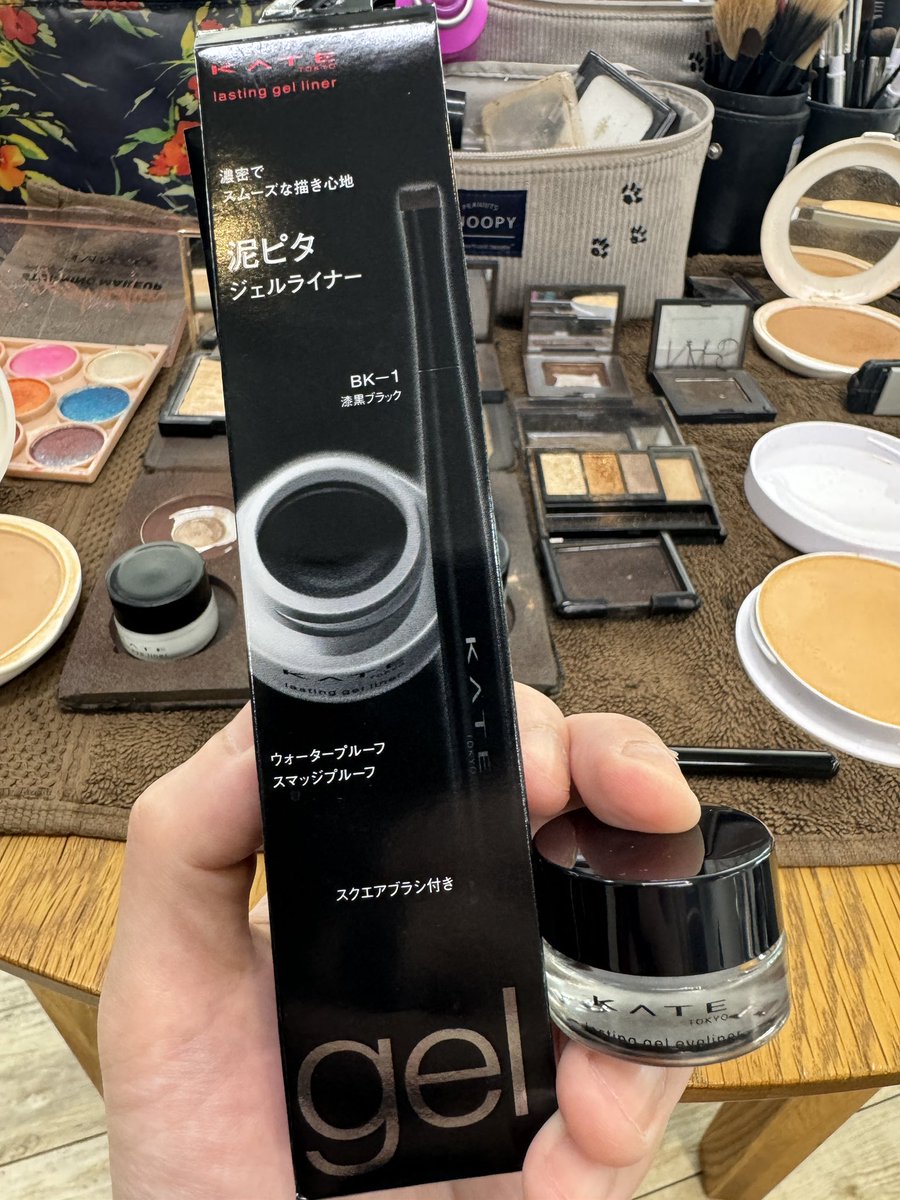 kiryuintw's tweet photo. そういえばananwebの撮影の時、再販を切望していたKATEの限定復刻のアイライナー「ラスティングジェルアイライナーZ 」を使ってメイクをお願いしたんだけどメイクさん曰く使用感は全く同じらしく、まだライブで大暴れしてないから汗での落ちやすさについては不明とのことだが🎤ひとまず買いやで！！👛 https://t.co/znfcn6Sjmy
