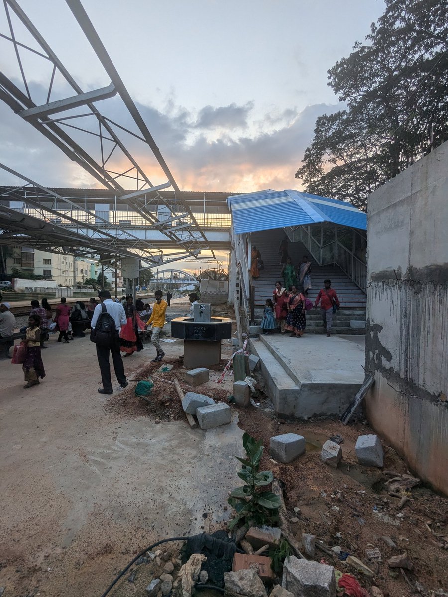IndexKarnataka's tweet image. Foot Over Bridge, Bengaluru East

-Old FoB will be dismantled/Modified to make way for Quadrupling track(Pic1-2)
- New FoB(Pic3-4)

#Railways #Quadrupling #Whitefield