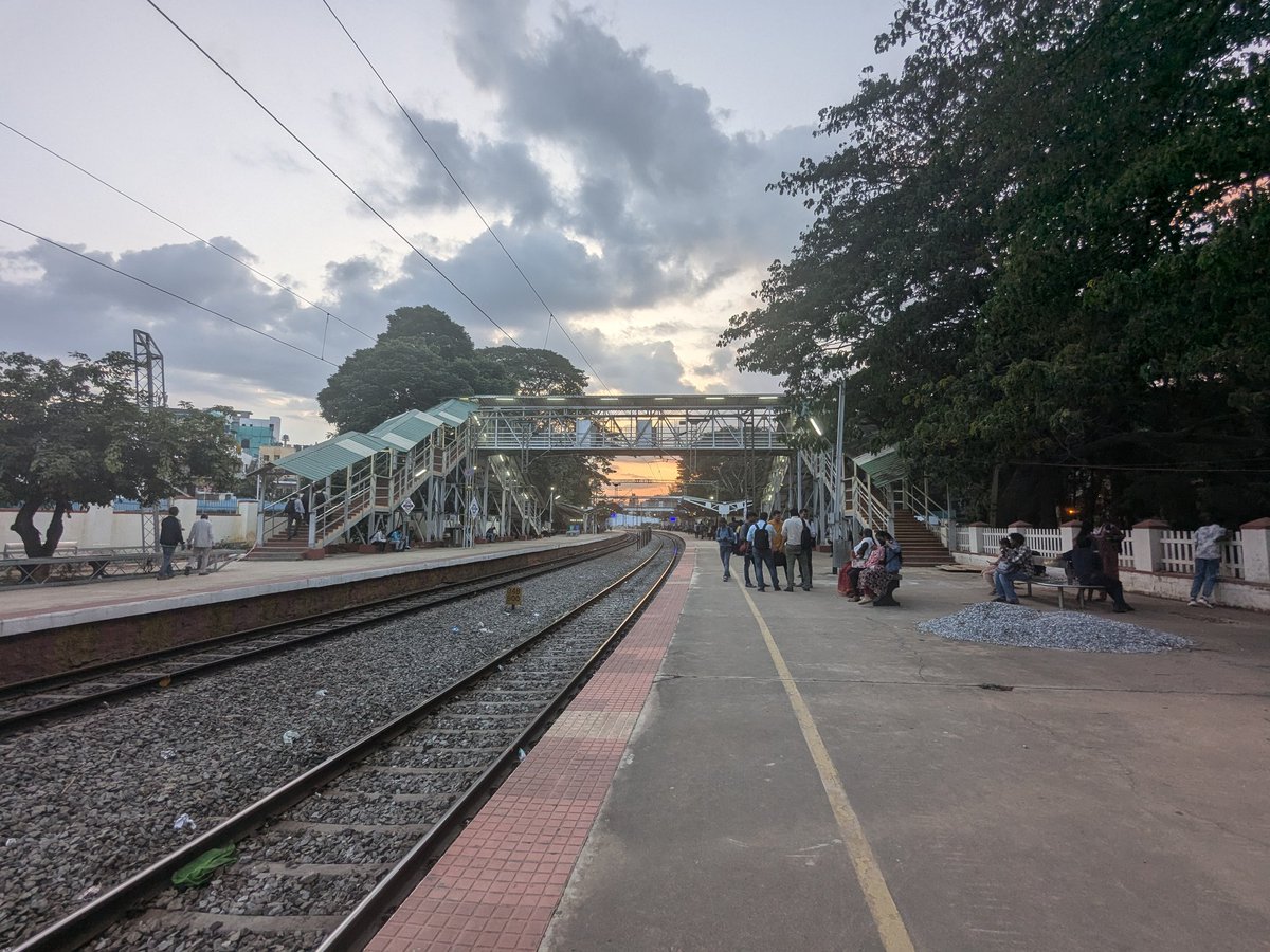 IndexKarnataka's tweet image. Foot Over Bridge, Bengaluru East

-Old FoB will be dismantled/Modified to make way for Quadrupling track(Pic1-2)
- New FoB(Pic3-4)

#Railways #Quadrupling #Whitefield
