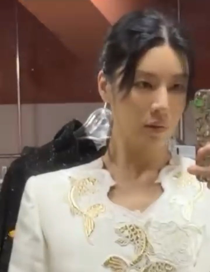 minuesource's tweet photo. minue is so bride coded 😭🤍 https://t.co/RtMUColYTI