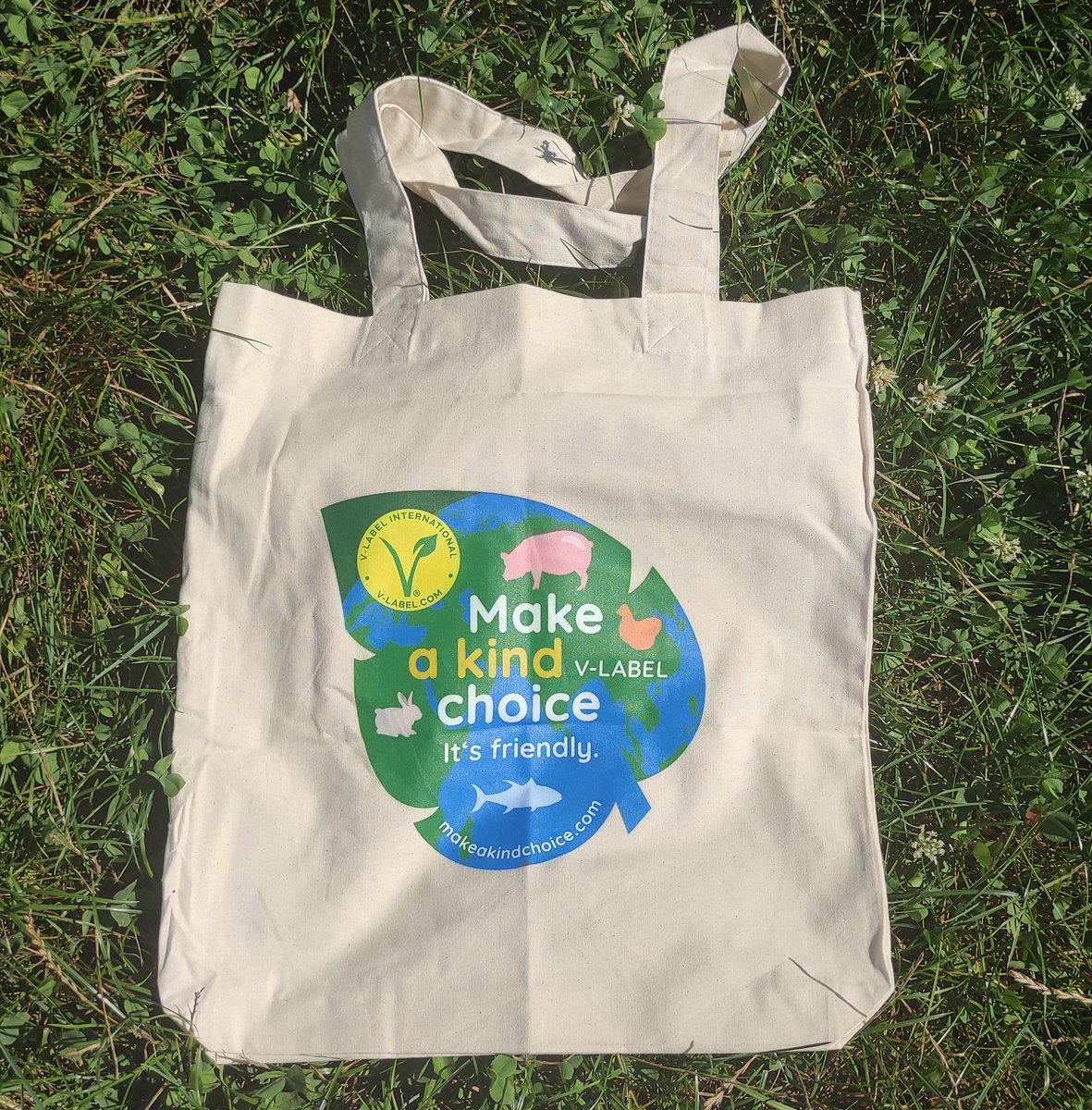 tycjann's tweet photo. Nowa torba w kolekcji. 🤘 Oby mogła jeszcze więcej nowych roślinnych 🌱 produktów oznaczonych #VLabel #vegan mieścić w sobie na zakupach w polskich sklepach. 🙂 https://t.co/zVvpemoDHH