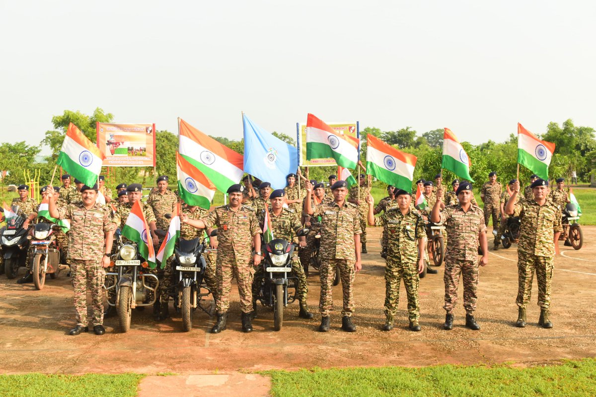 co211bn's tweet image. #HarGharTiranga अभियान के तहत #211Bn द्वारा ग्राम – सुन्दर्केरा में बाइक रैली निकाली गई तथा राष्ट्रीय गौरव और एकता की भावना के साथ स्कूल के छात्रों और ग्रामीणों को राष्ट्रीय ध्वज का वितरण किया गया। #SelfieWithTiranga #MHA #CRPF