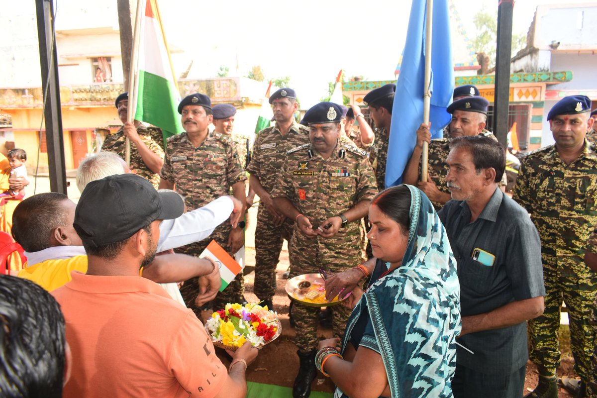 co211bn's tweet image. #HarGharTiranga अभियान के तहत #211Bn द्वारा ग्राम – सुन्दर्केरा में बाइक रैली निकाली गई तथा राष्ट्रीय गौरव और एकता की भावना के साथ स्कूल के छात्रों और ग्रामीणों को राष्ट्रीय ध्वज का वितरण किया गया। #SelfieWithTiranga #MHA #CRPF