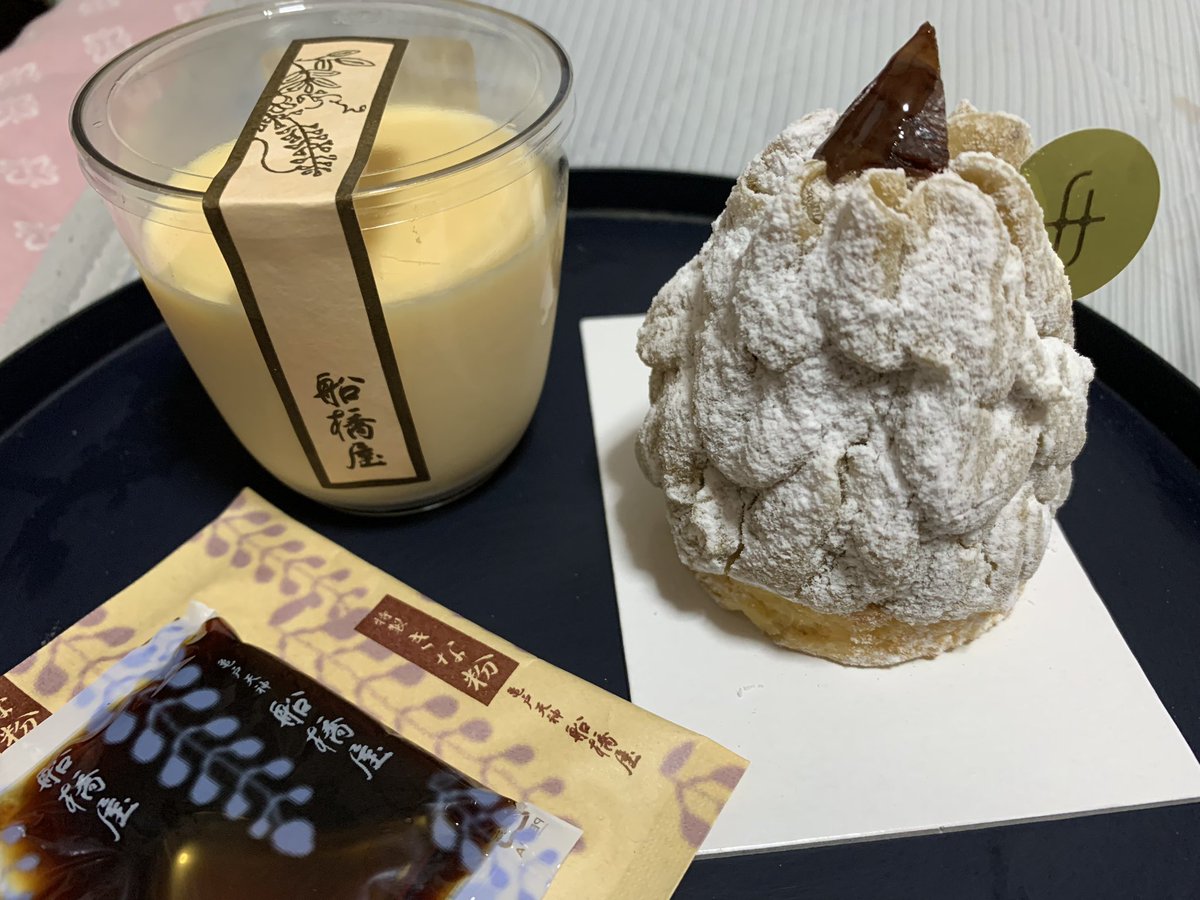 bee_10_p's tweet photo. 昨日 渋谷でお土産に買ったモンブランと船橋屋のくず餅プリン🍮
モンブラン美味しい😋
くず餅プリン ずっと食べてみたいとおもっていたのでやっと食べられた。
船橋屋はきな粉と黒蜜がほんとに美味しい😋
#モンブラン
#くず餅プリン
#船橋屋
#FRUCTUS https://t.co/QgEbyZnV40