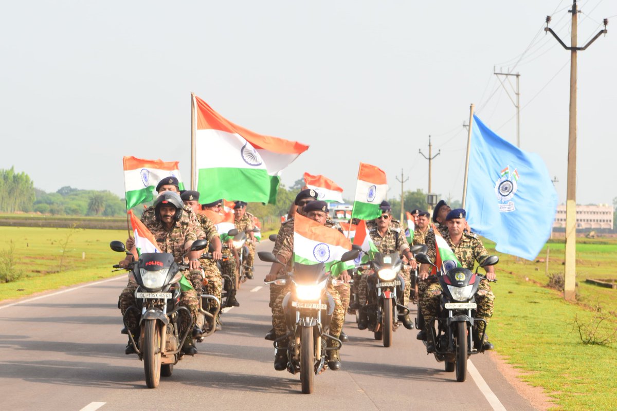 co211bn's tweet image. #HarGharTiranga अभियान के तहत #211Bn द्वारा ग्राम – सुन्दर्केरा में बाइक रैली निकाली गई तथा राष्ट्रीय गौरव और एकता की भावना के साथ स्कूल के छात्रों और ग्रामीणों को राष्ट्रीय ध्वज का वितरण किया गया। #SelfieWithTiranga #MHA #CRPF