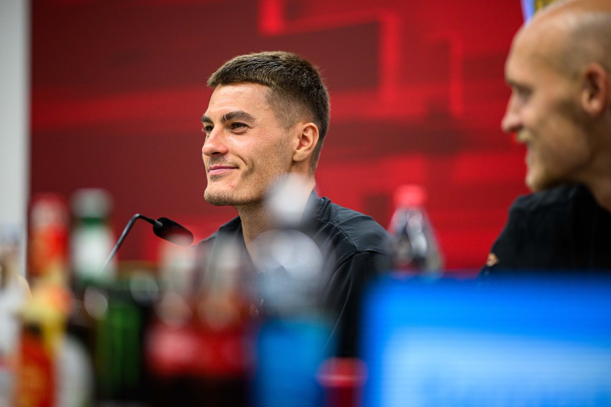bayer04fussball's tweet photo. Patrik #Schick und Niklas #Lomb haben sich heute im Rahmen einer Kids-PK der @Barmenia dem Fragenhagel von knapp 40 Kindern unterzogen und anschließend fleißig Autogramme geschrieben und Selfies gemacht.
Schön war's! 🫶
#Bayer04 | #Werkself https://t.co/FJ9Fxpofqh