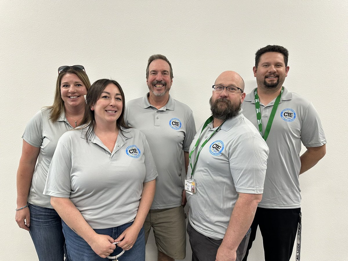 MTLiss79's tweet photo. Hug High CTE teachers welcomed students back in style! 
@wcsdsacte @CTEinWCSD @WashoeSchools @NVHug https://t.co/pRYDxWl7re