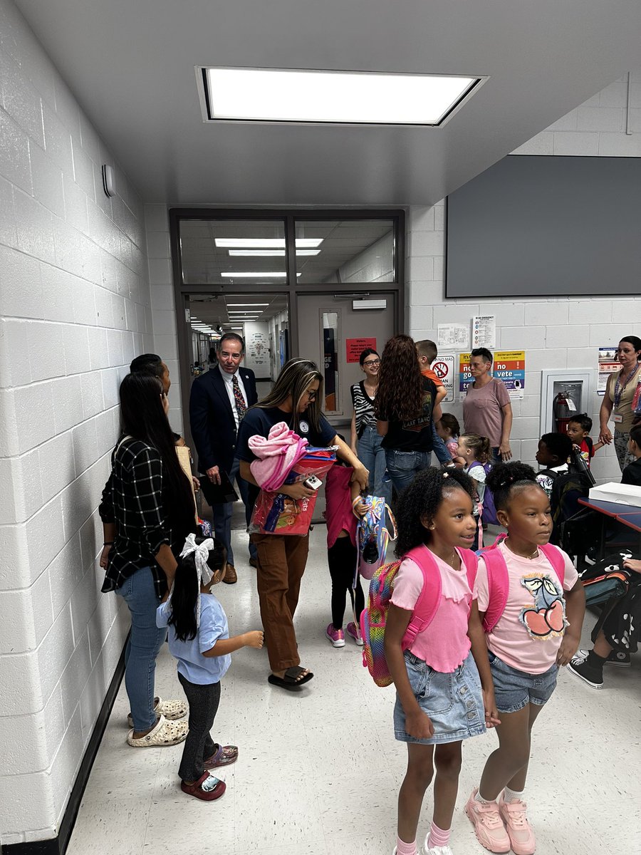 kristin8817's tweet photo. Students are eager to arrive at Bush Elementary this morning! Wishing everyone a fantastic day ahead. Go Challengers! 🚀 #BackToSchool #GoChallengers @tricia_teran @BushElementary1 https://t.co/r8xb1oSodw
