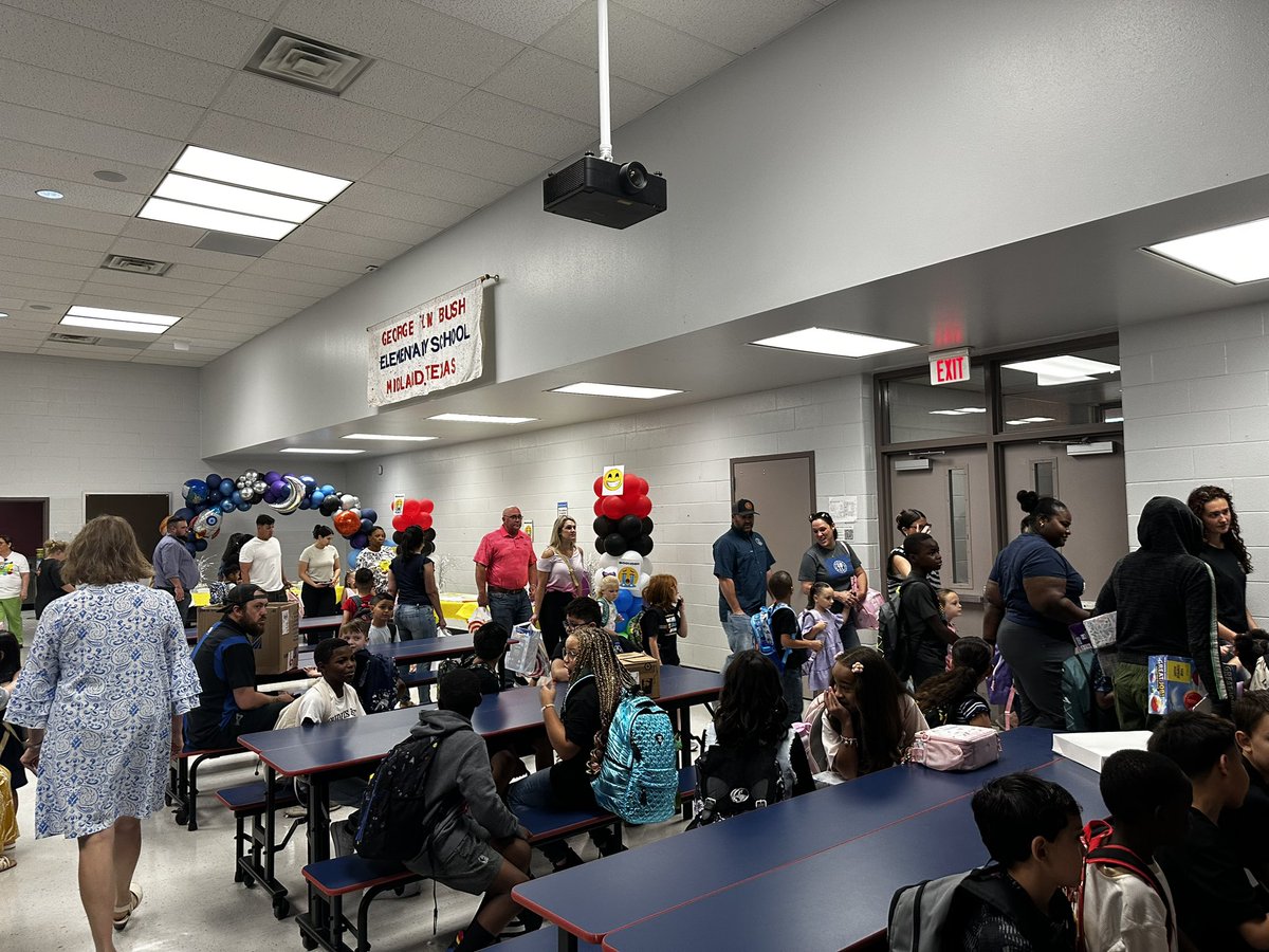 kristin8817's tweet photo. Students are eager to arrive at Bush Elementary this morning! Wishing everyone a fantastic day ahead. Go Challengers! 🚀 #BackToSchool #GoChallengers @tricia_teran @BushElementary1 https://t.co/r8xb1oSodw