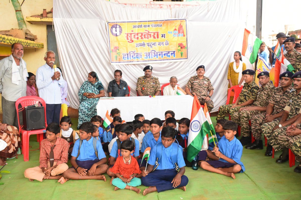 co211bn's tweet image. #HarGharTiranga अभियान के तहत #211Bn द्वारा ग्राम – सुन्दर्केरा में बाइक रैली निकाली गई तथा राष्ट्रीय गौरव और एकता की भावना के साथ स्कूल के छात्रों और ग्रामीणों को राष्ट्रीय ध्वज का वितरण किया गया। #SelfieWithTiranga #MHA #CRPF