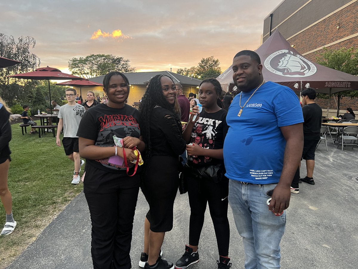 argohs217's tweet image. Thank you Argo community for coming out and supporting us at our annual Walk the Halls Night 2024!! Way to start off the 24 -25 school year!! #goargo