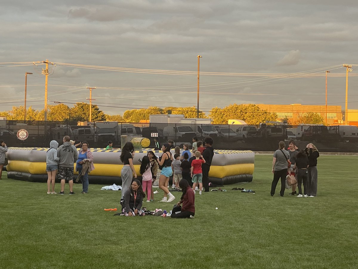 argohs217's tweet image. Thank you Argo community for coming out and supporting us at our annual Walk the Halls Night 2024!! Way to start off the 24 -25 school year!! #goargo