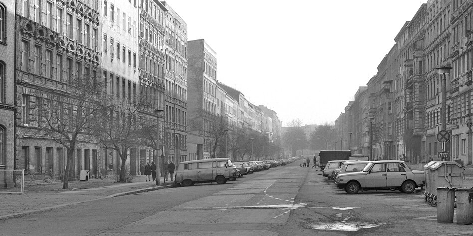 1/Heute Vormittag spazierte ich durch meinen Kiez, herrlicher Sonnenschein am 63. Jahrestag des Mauerbaus. Überall saßen Menschen in Cafés, eine friedliche, sehr entspannte Stimmung. An einer Ecke spielten Straßenmusikanten. Ich fragte mich, warum die vielen Menschen, die die DDR