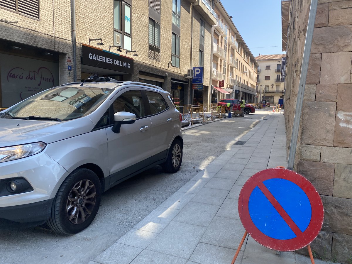 Olotuit's tweet photo. #OlotInforma | 🔊⚠️ Reoberta la circulació d’un tram del c. Antoni Llopis.
📍 Aquí podeu consultar els canvis i afectacions vinculades a les obres de millora i dinamització entorn l'Hospici d'#Olot aquí:
ℹ️ https://t.co/VUFvfY7myB
#Olot #FonsNextGenerationEU https://t.co/PdEXhcdzoj