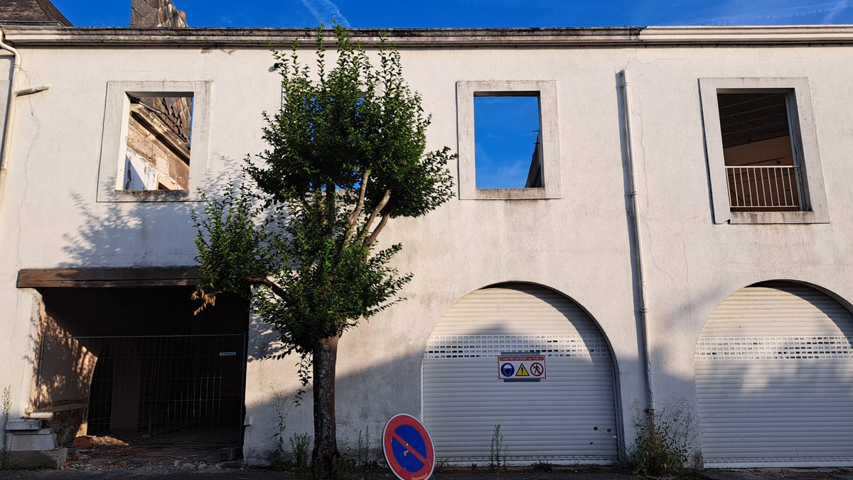 HebdoSevreMaine's tweet image. A #Clisson, le chantier de déconstruction de l'emblématique hôtel de la gare a démarré il y a quelques semaines en juillet...
Le voici ce mardi 13 août sous (déjà) un tout autre visage.