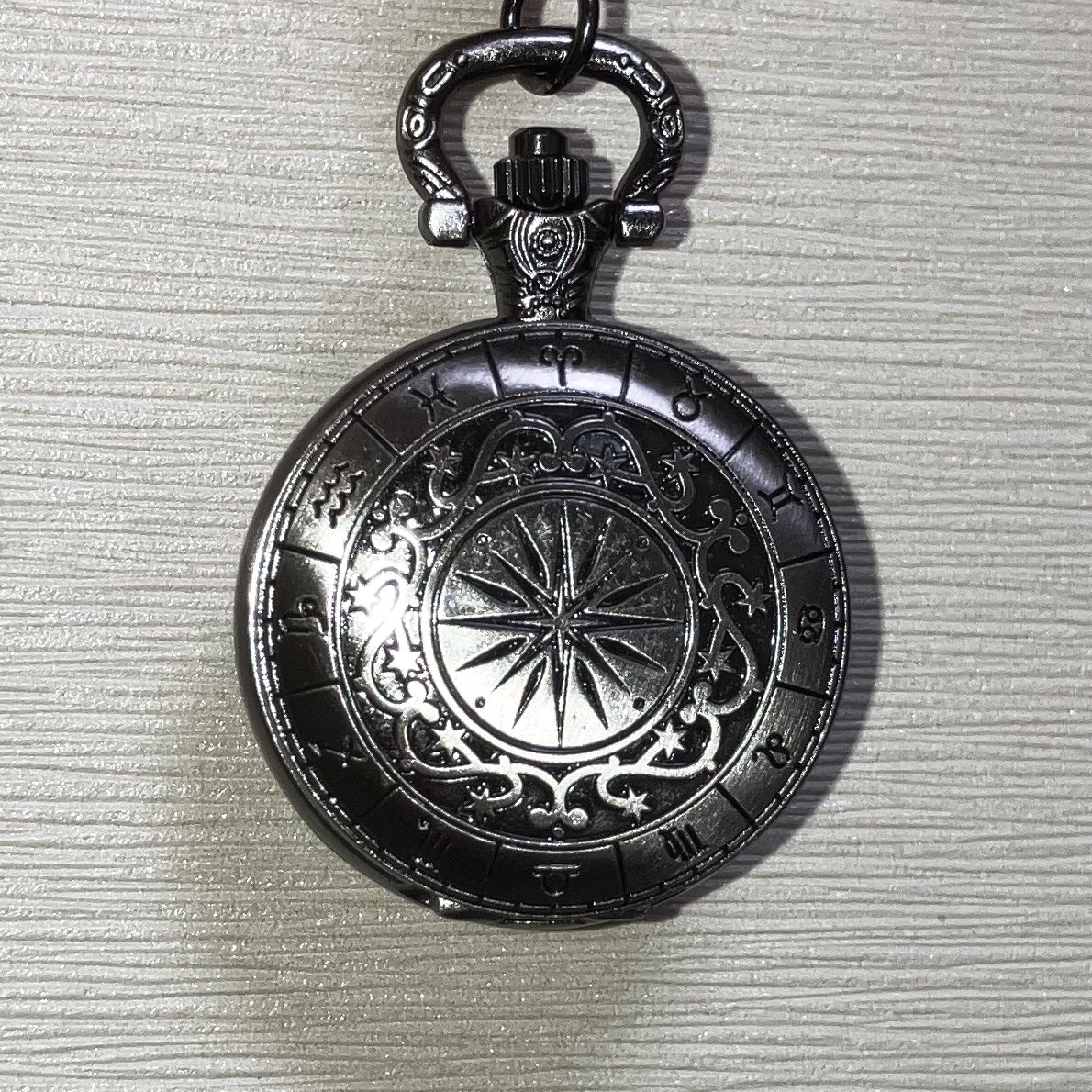 ziaxnova's tweet photo. 韓国でたまたま星座デザインの懐中時計を見つけたので購入したのですが、よく見たら星座の順番が逆でした… 残念😢 https://t.co/0eGn8Qbb8w