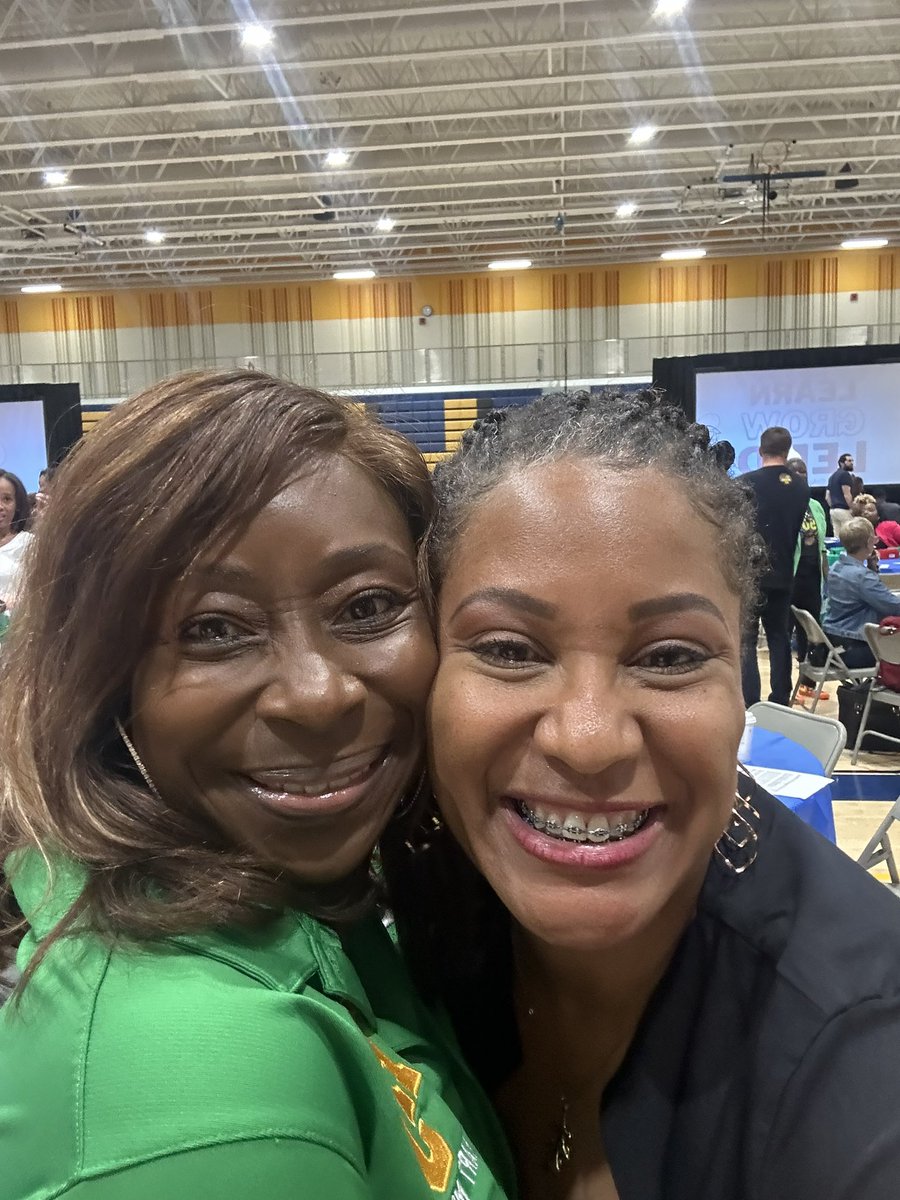 HutchinsSTEMDC's tweet photo. #LEADDCP #SLC24 #BuildingBlockstoTomorrow
@IdaBWellsMS 💚💙Learning and Growing together at @dcpublicschools Leadership Convocation! https://t.co/PfZJkthWWP