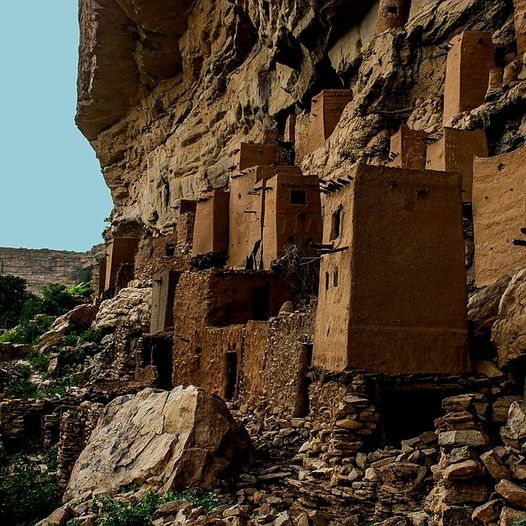 TableTopMaster_'s tweet photo. The cliffs of Bandiagara is a large geological escarpment rising above the surrounding flatlands.
The cliffs were first settled by the Toloy, an ancient troglodyte culture between the 3rd and 2nd century BC.
#dndinspiration https://t.co/CDleNcbL2z