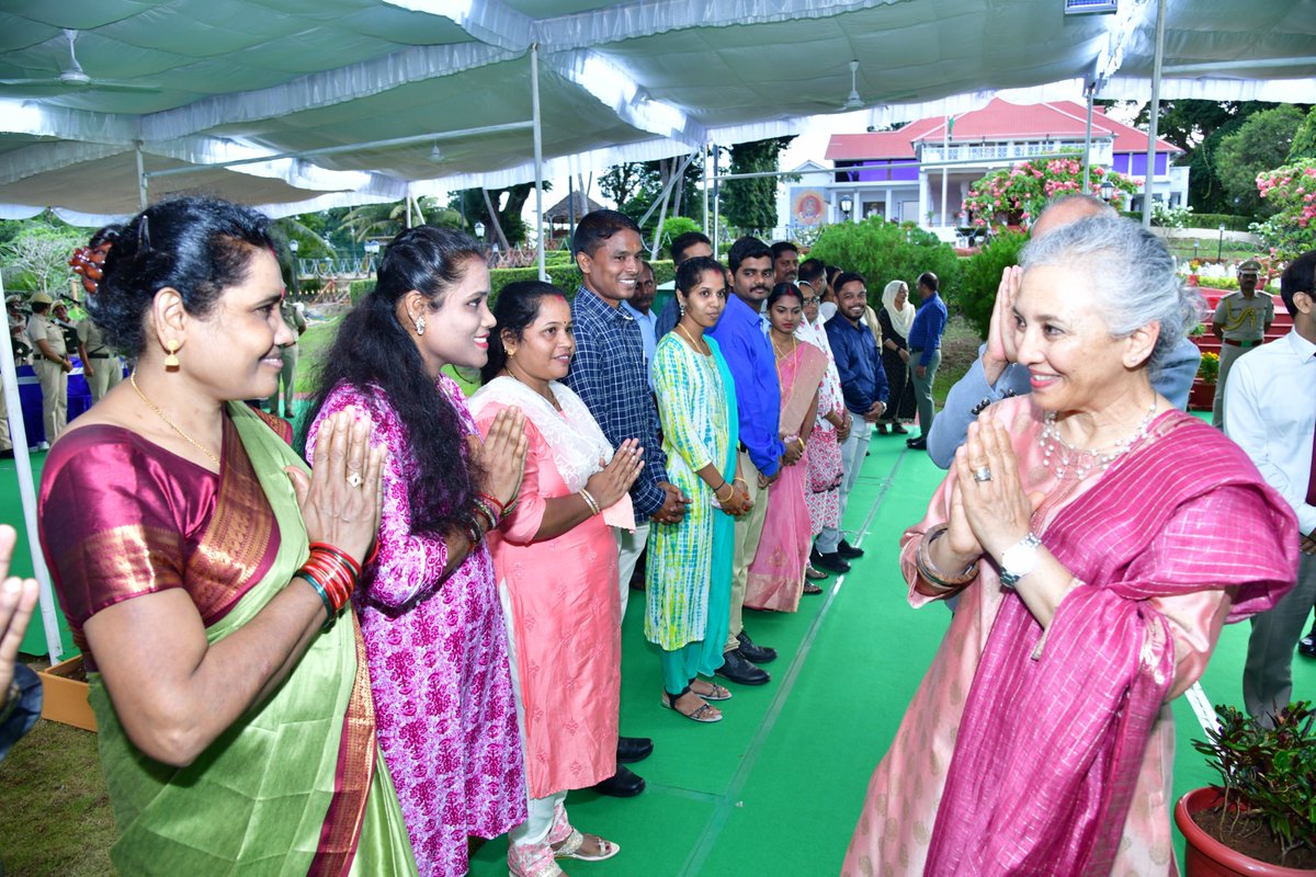 MediaRN_ANI's tweet photo. #78th_IndependenceDay
#NewAndamans
@Admiral_DKJoshi alongwith Smt. Chitra Joshi #HFLANI hosted a Pre-Independence Day #At_Home function for the 2nd Batch of Staffs and their Family members at #RajNiwas today.
@rashtrapatibhvn https://t.co/wAoich34EF