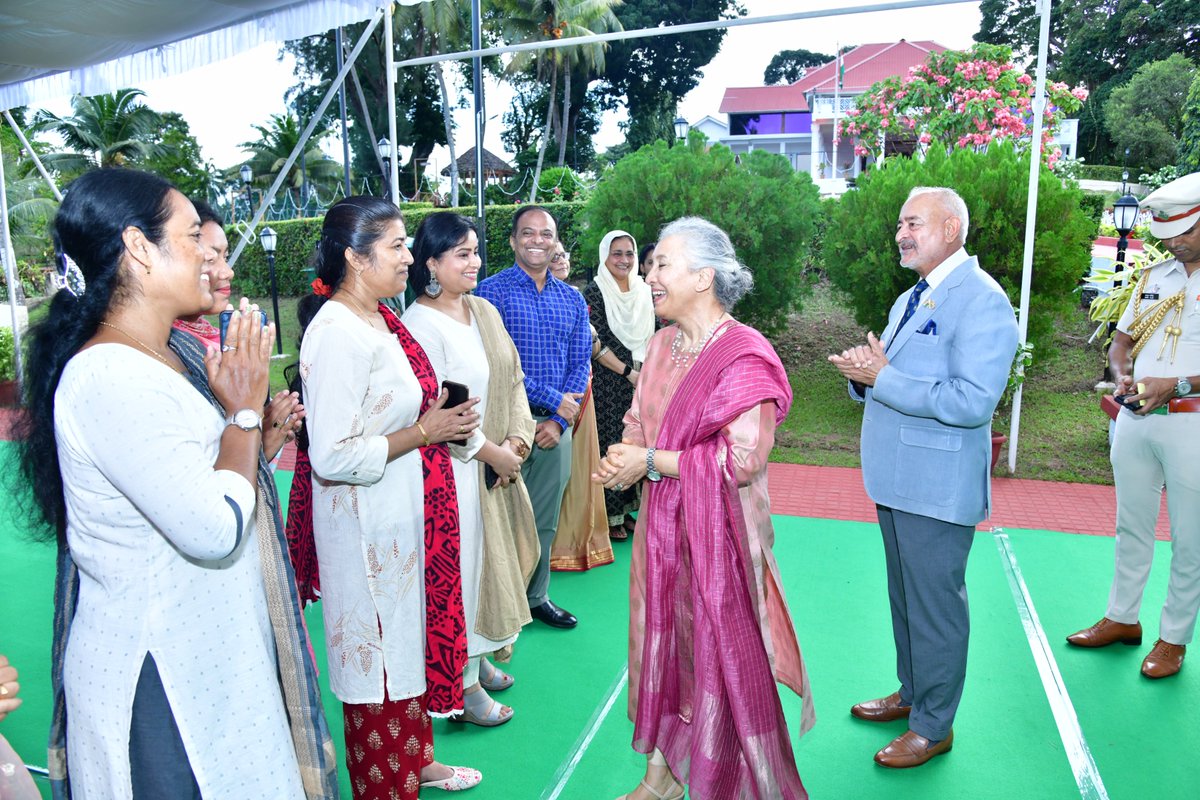 MediaRN_ANI's tweet photo. #78th_IndependenceDay
#NewAndamans
@Admiral_DKJoshi alongwith Smt. Chitra Joshi #HFLANI hosted a Pre-Independence Day #At_Home function for the 2nd Batch of Staffs and their Family members at #RajNiwas today.
@rashtrapatibhvn https://t.co/wAoich34EF
