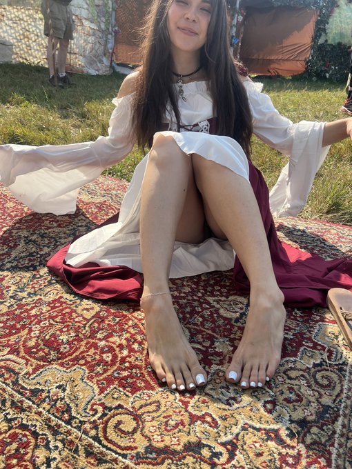 2 pic. I loved having my pretty white toes out at the faire 🧝🏼&zwj;♀️🤍 https://t.co/3oBfD5ek0y