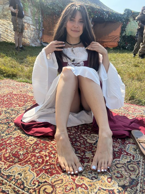 1 pic. I loved having my pretty white toes out at the faire 🧝🏼&zwj;♀️🤍 https://t.co/3oBfD5ek0y