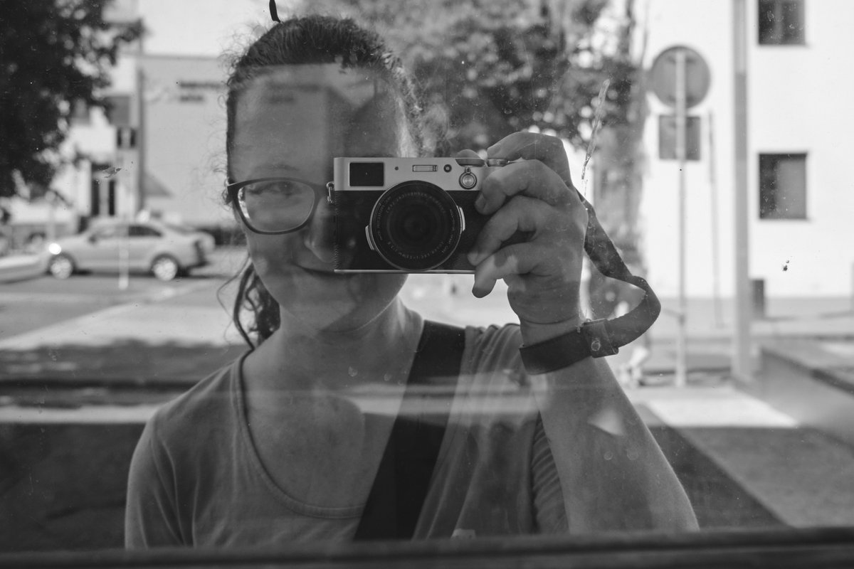andreavyor's tweet photo. Velice málo snáším selfíčka, která si udělám mobilem z ruky. Ale zrcadlovky ve výloze klasickým foťákem jsou jiný příběh  :-) 

#fujifilm_xseries https://t.co/0g4trwijOl