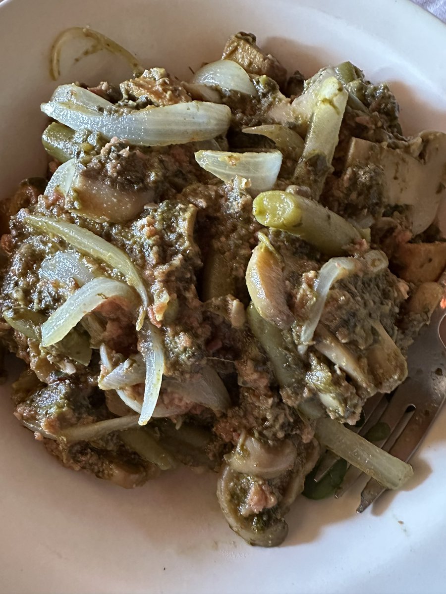 JamaicanVision's tweet image. Can you name this powerhouse ingredient I’m adding to my 24hour fastbreaker of creamed spinach,🍄‍🟫,🧅, green beans, veggie mince and tofu cubes? #GrowYourMedicine #ActiveAging #CookingForOne