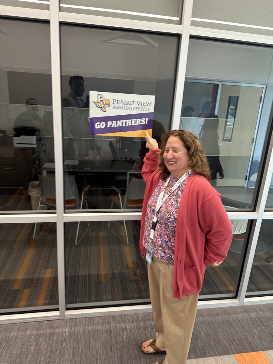 ChrisjBarksdale's tweet photo. Strong start to the 2024-2025 school year at Poly High School.
Poly is the place to be!
#FWISDFirstDay
@amramsey13 @TBrownEducator https://t.co/gJTzYWzY98