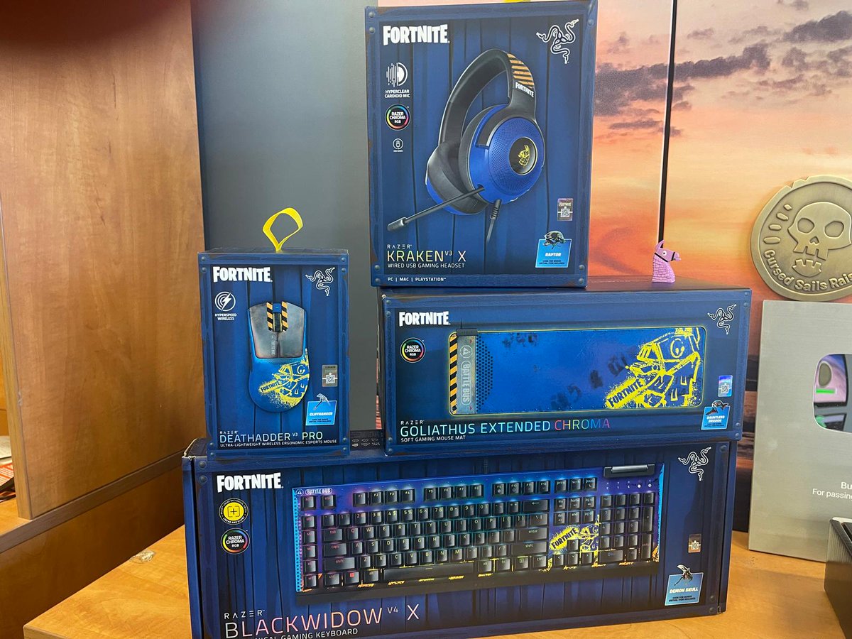 I think someone noticed I could use an upgrade... thank you <a href="/Razer/">R Λ Z Ξ R</a> ! #razergifted