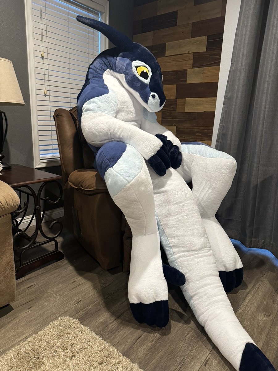 Finally picked up my <a href="/PlushLife_eu/">PlushLife</a> mega dragon!