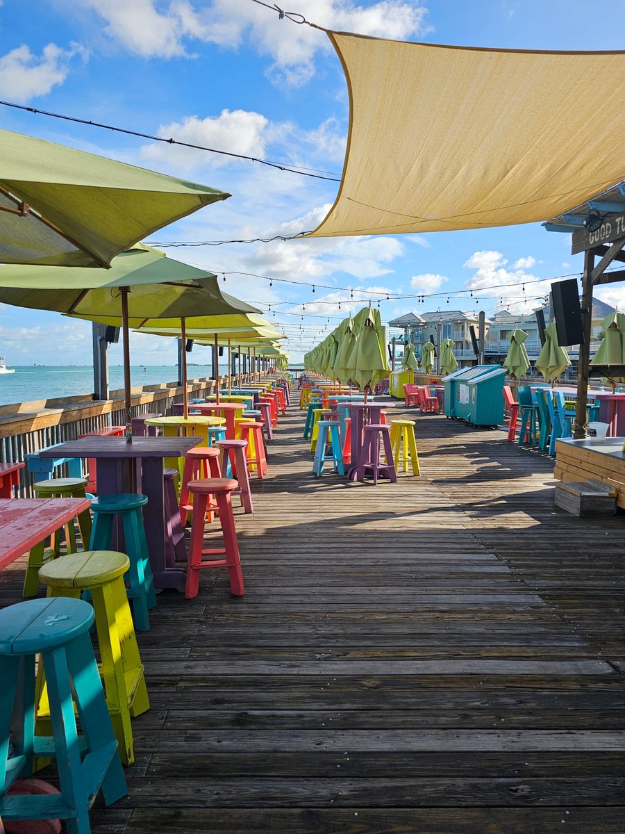 FlaKeysResorts's tweet photo. ☀️ There’s something special about my morning walks at Sunset Pier, waiting for the colorful umbrellas to open up. The vibrant hues would make an amazing jigsaw puzzle, don't you think? 🧩 Who's with me?
#SunsetPier #KeyWestMornings #PuzzlePerfect #IslandLife #ColorfulViews https://t.co/kzbAkBjXi2
