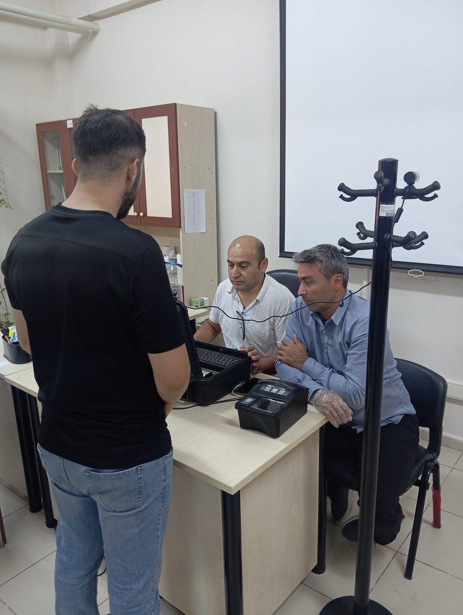 IlceSiverek's tweet photo. 📍Siverek 

Siz bize gelemiyorsanız, biz size geliriz.

İlçemiz Açık Cezaevinde tutuklu  bulunan vatandaşlarımızdan 75 kişinin kimlik işlemlerini iki gün içerisinde #AdresteNüfusHizmeti kapsamında gerçekleştirdik.
@TCNufus 
@UrfaValiligi
@sanliurfanufus 
@siverekkaymakam https://t.co/sV6C7Bmc78
