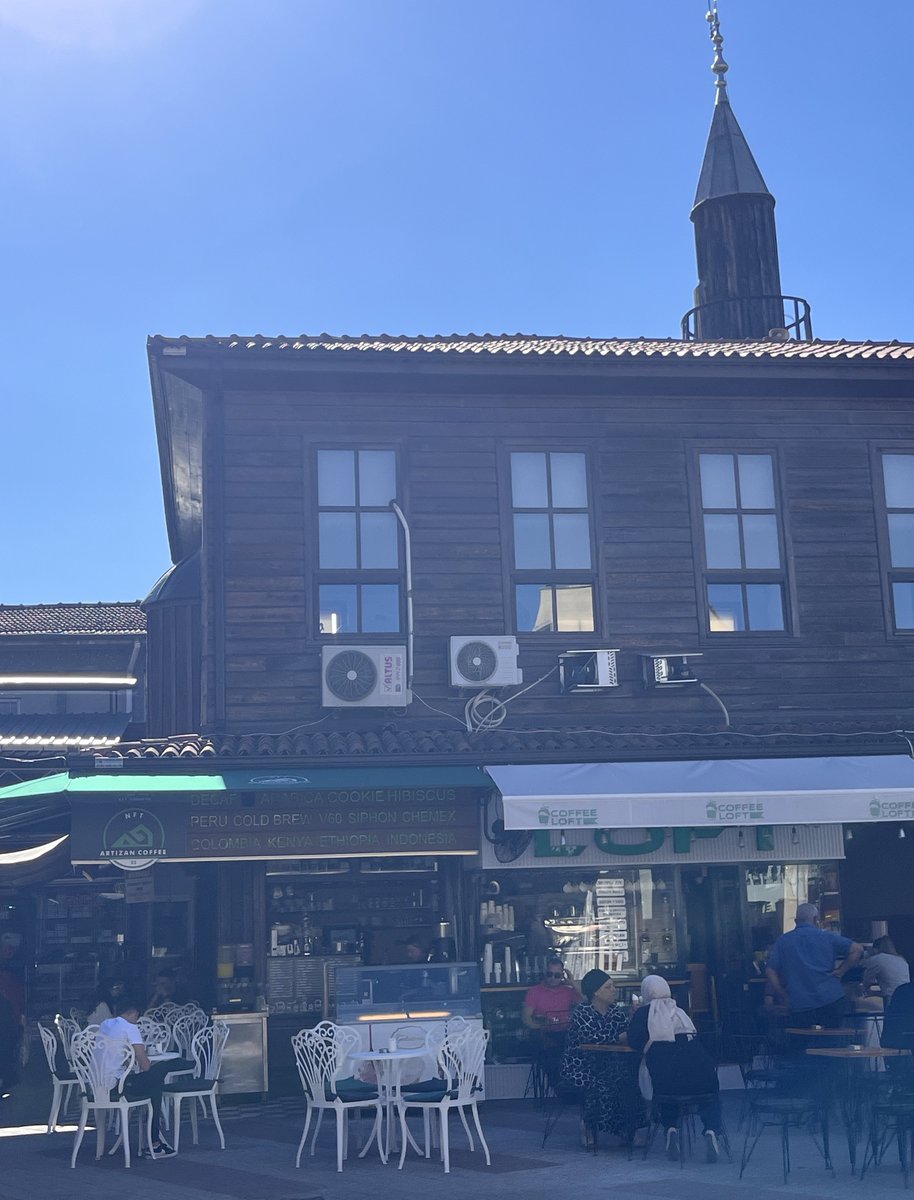 adaninmarkalari's tweet photo. Kent dokusunun hiçe sayıldığı, tarihi yapıların “yeni nesil kahve” adı altında çirkinliğe mahkum edildiği bir örnek.

Adapazarı’ndaki Orta Cami’nin bu haline dur diyecek kimse var mı? 

@TCKulturTurizm 
@ValiKaradeniz 
@sbYusufAlemdar 
@iktm54 https://t.co/uwFz8ElSLY