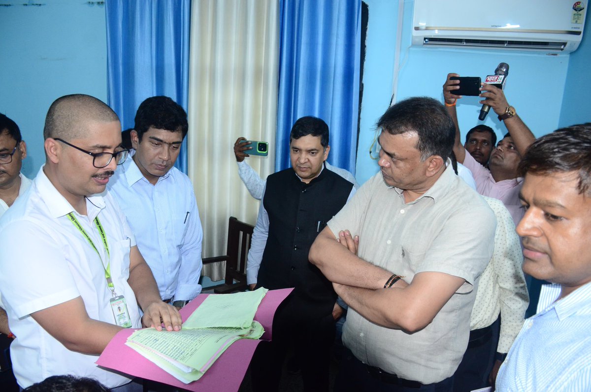 भारत सरकार के नेतृत्व में 03 गन्ना उत्पादक राज्यों के गन्ना अयुक्तो की टीम द्वारा 
सीतापुर जिले में प्रदेश में लागू ‘स्मार्ट गन्ना किसान‘ पोर्टल एवम ‘ई-गन्ना एप‘ प्रणाली का 
जमीनी स्तर पर भौतिक अवलोकन किया गया।
<a href="/CMOfficeUP/">CM Office, GoUP</a> <a href="/InfoDeptUP/">Information and Public Relations Department, UP</a> <a href="/UPGovt/">Government of UP</a> <a href="/UPCane/">Cane Development UP</a>