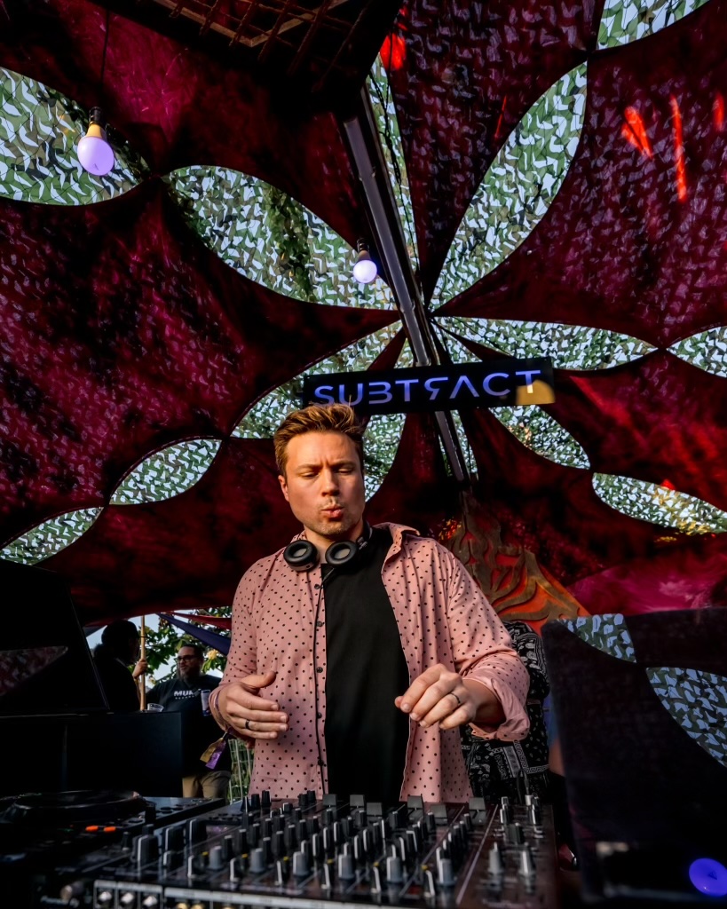 Looking forward to chill vibes this Saturday at A•Bay Beach Bar in Maslina Resort in Hvar, Croatia! 🏖️ See you from 7:30-10pm ✨