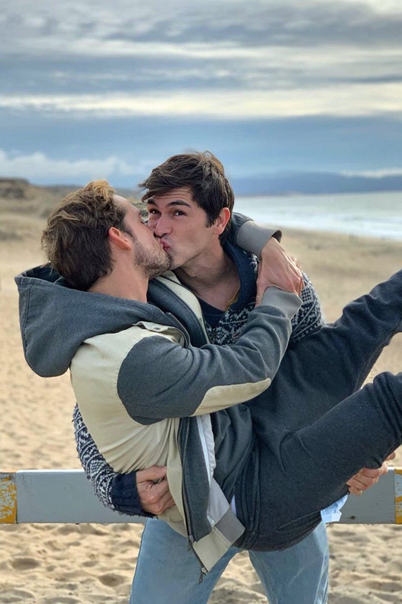 DiverCityMx's tweet image. El amor gay es tan valioso y hermoso como cualquier otro tipo de amor. 🌈💖 #LoveIsLove #Orgullo2021  🏳️‍🌈

📸 #ChicosEnLaRed  💕 💕 🏳️‍🌈
❤️🧡💛💚💙💜