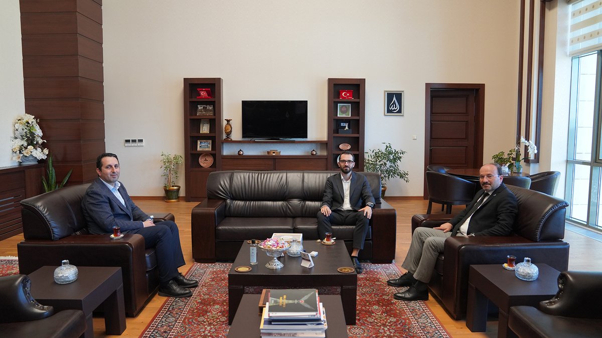 etukurumsal's tweet photo. 📌Aşkale İlçe Devlet Hastanesi Baş Hekimi Dr. Burakcan  Ergüney Hastane Müdürü Mahmut Öz, Rektörümüz Prof. Dr.
@cakmak_bulent_
i 'makamında ziyaret etti. https://t.co/VJFYCP3Evf