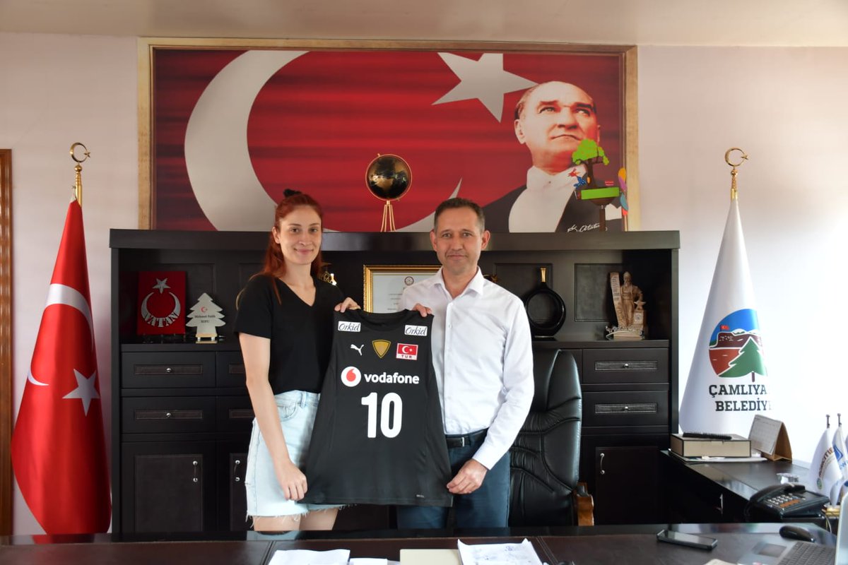 cyaylabel's tweet photo. Türkiye Kadın Milli Voleybol Takımı oyuncusu Sayın Tuğba Şenoğlu, Belediye Başkanımız Sayın Mehmet Fatih Sofu'yu makamında ziyaret edip forma hediye  etti.
Nazik ziyaretleri ve kıymetli hediyeleri için teşekkür ederiz. https://t.co/y85dNfX4YX