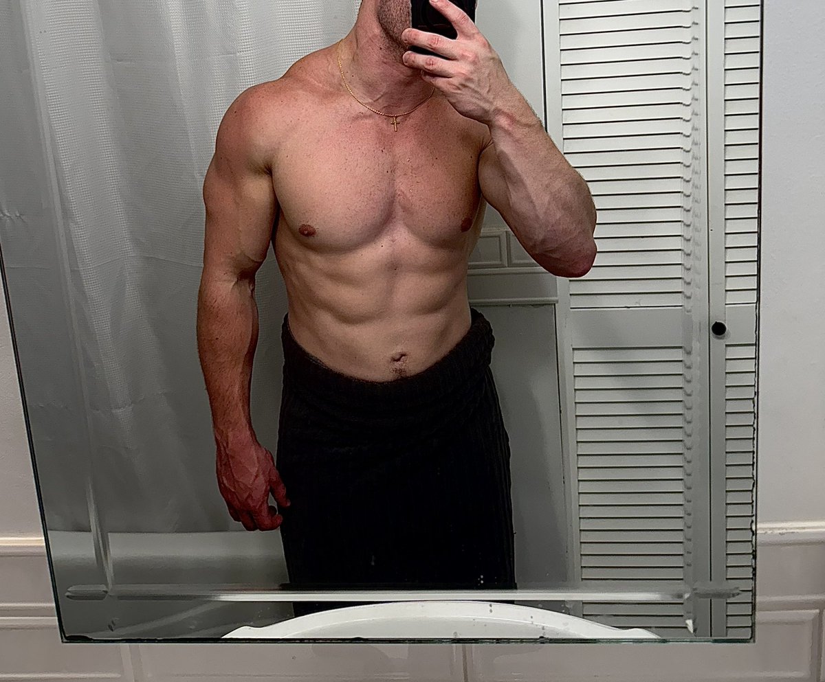 Been back in the gym adding more size. Now you need to help feed my growth💪🏻😈