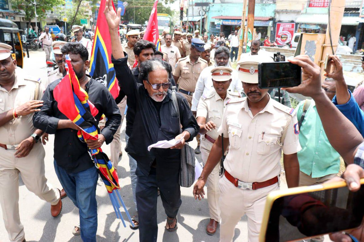 thiruja2009's tweet photo. தேவையற்ற கெடுபிடிகளை தூத்துக்குடி காவல்துறை தம்ரோ போராட்டத்தில் வெளிப்படுத்தியது. போராட்ட இடத்திற்கு வந்து கொண்டிருந்தவர்களை கலைப்பதும், ஒன்று சேர்பவர்களை கைது செய்வதுமாக இயங்கியது. போராட்ட களத்திற்கு வந்த மே17 இயக்க ஒருங்கிணைப்பாளர் தோழர் புருசோத்தமன் மற்றும் இதர தோழர்களை வலுக்கட்டாயமாக இழுத்து கைது செய்தது. போராட்டம் தொடங்கும் முன்பாகவே நெருக்கடியை கொடுக்க அவசியமற்ற நிலையில் தூத்துக்குடி காவல்துறையின் போக்கு கண்டிக்கதக்கதாக இருந்தது. 

போராட்டம் இந்த அடக்குமுறையை மீறி தொடர்ந்தது. போராட்டத்தில் தேவேந்திரகுல மக்கள் முன்னேற்ற பேரவையின் தோழர் எஸ்.ஆர்.பாண்டியன், ஸ்டெர்லைட் எதிர்ப்பியக்கத்தின் ஒருங்கிணைப்பாளர் பேரா.பாத்திமாபாபு, மே17 இயக்கத்தின் திருமுருகன் காந்தி, 
விடுதலை சிறுத்தைகள் கட்சியின் மாவட்ட பொறுப்பாளர் முரசுதமிழப்பன், ஆட்டோ கணேசன், நாட்டுப்படகு சங்கத்தின் தோழர்.ரீகன்,தமிழக மக்கள் ஜனநாயக கட்சியின் தோழர் தாழை உமர்பாரூக், ஆதித்தமிழர் கட்சியின் தோழர் நம்பிராஜ் பண்டியன், தமிழ்ப்புலிகள் கட்சியின் தோழர் ஆட்டோ சரவணன் மற்றும் எஸ்.டி.பி.ஐ கட்சியின் பொறுப்பாளர்கள் பங்கெடுத்தனர். கைது செய்யப்பட்ட மே17 இயக்கத் தோழர்களை விடுவிக்கக் கோரி காவல்துறையிடம் போராடி விடுவித்தோம். போராட்டம் விரிவடையும் என்பதையும், அடக்குமுறை அதிகரித்தால் பெருந்திரளாக போராட்டத்தை முன்னகர்த்துவது என்றும் காவல்துறையிடம் எதிர்ப்பை தெரிவித்தோம். சிங்கள நிறுவனத்திற்காக போராடும் தமிழக காவல்துறை, மீனவரை கொல்லும் சிங்கள படை மீது வழக்கு பதிய மறுக்கிறது. இலங்கை ராணுவத்தின் மீது கொலை வழக்கை பதிவு செய்யும்வரை போராட்டம் தொடரும். இதற்காக வழக்கு, நீதிமன்றத்தை நாட உள்ளோம். போராட்டத்திலிருந்தும், கோரிக்கையிலிருந்தும் பின்வாங்காது மே17 இயக்கம். தமிழகம் தழுவி ஜனநாயக சக்திகள் இப்போராட்டத்தை தீவிரப்படுத்துவோம். தமிழினம் கைகோர்த்தால் எதிரிகளை வீழ்த்திடலாம் எனும் உறுதியோடு களம் காண்போம். மீனவர்களுக்கு நிகழ்த்தப்பட்ட அநீதிக்கான இப்போராட்டம் மீனவர் அமைப்புகளை கடந்து பிற அமைப்புகளால் தீவிரமாக முன்னெடுக்கப்படுகிறது. மீனவர்களுக்கு துணையாக தமிழினம் எழும் என்பதை இப்போராட்டங்கள் வெளிப்படுத்துகின்றன. மேலதிக அமைப்புகள் இப்போராட்டத்தில் பங்கெடுப்பார்கள். தமிழரின் உரிமையை நிலைநாட்டுவோம். நாளை திருச்சியில் எஸ்.டி.பி.ஐ கட்சியின் ஒருங்கிணைப்பில் தோழர் நெல்லை முபாரக் தலைமையில் தம்ரோ பர்னிச்சர் கடைகள் முற்றுகையில் பங்கெடுக்க அணியமாவோம். 

 நாம் வெல்வோம்

மே 17 இயக்கம். 
13-08-2024