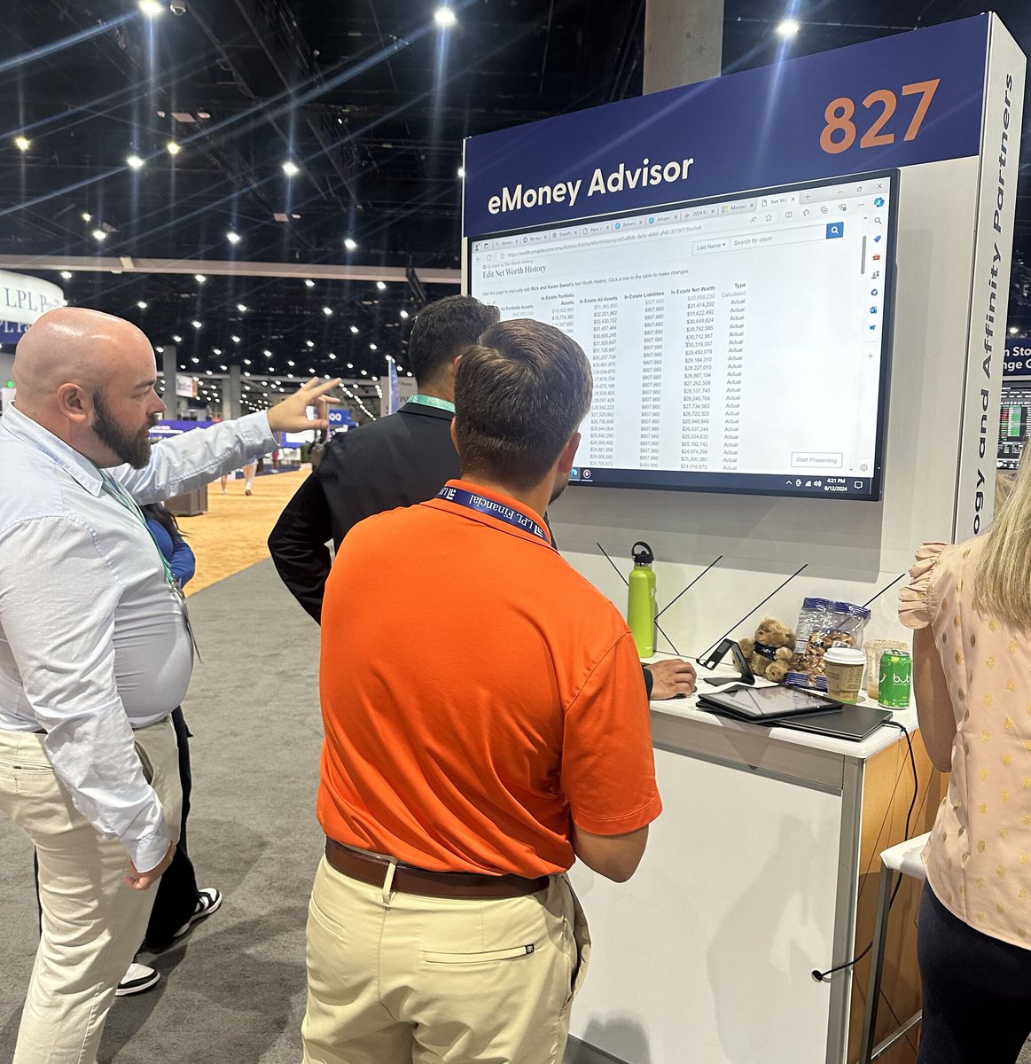 eMoneyAdvisor's tweet photo. 🎉The eMoney team had a fantastic kickoff at the #LPLFocus conference in San Diego. We met our peers, hosted dinners, and shared the latest eMoney updates with everyone at the conference.
 
😊 We look forward to seeing you at booth 827. 
#financialplanningsoftware @LPL https://t.co/vpP5td4LT7
