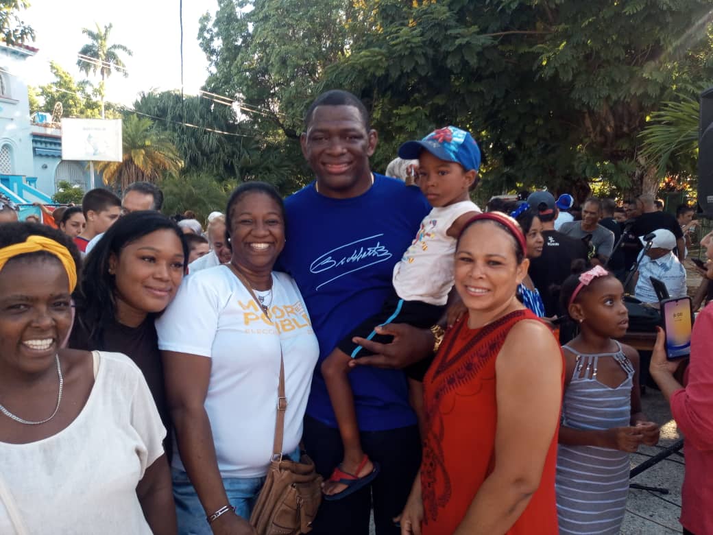 rosa_aulet's tweet photo. Emotivo recibimiento en la comunidad al cinco veces campeón Miljain ,con la presencia de las autoridades del territorio, de la provincia y factores de la comunidad#LaHabanaViveEnMí https://t.co/RJXtDZK3xt
