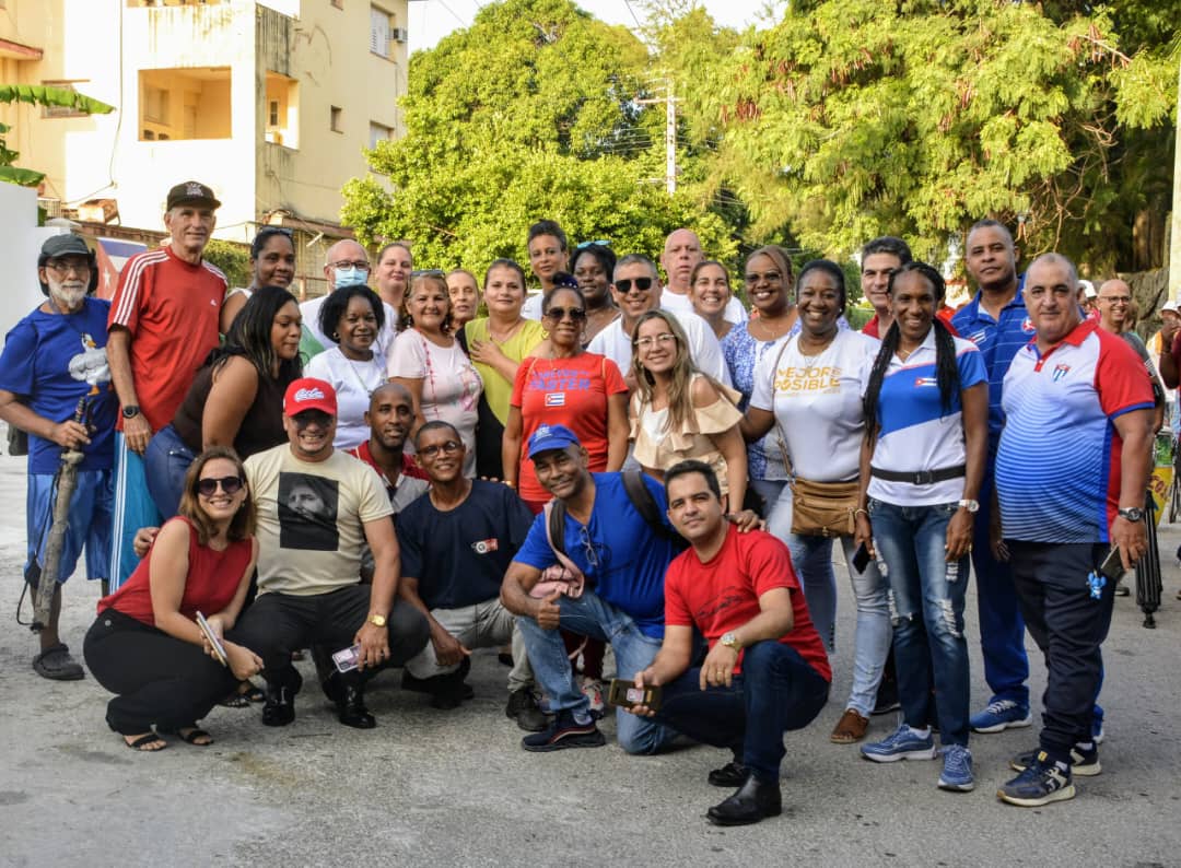 rosa_aulet's tweet photo. Emotivo recibimiento en la comunidad al cinco veces campeón Miljain ,con la presencia de las autoridades del territorio, de la provincia y factores de la comunidad#LaHabanaViveEnMí https://t.co/RJXtDZK3xt