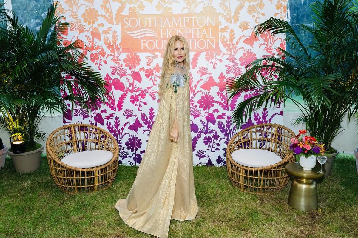 RachelZoe's tweet image. A favorite golden @oscardelarenta for an evening for Southhampton Hospital Foundation✨🙏