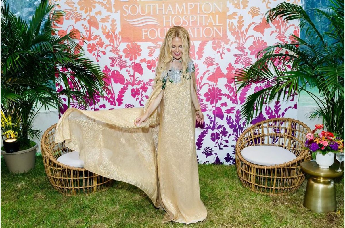RachelZoe's tweet image. A favorite golden @oscardelarenta for an evening for Southhampton Hospital Foundation✨🙏